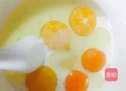 Illustration of how to make chive and meat floss cake rolls 2