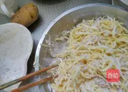 Illustration of how to make onion and potato pancakes 1