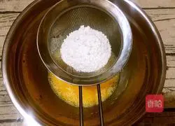 Illustration of how to make two-color cake roll 4