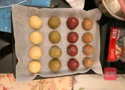 Illustration of how to make four-color lotus paste and egg yolk cake 13