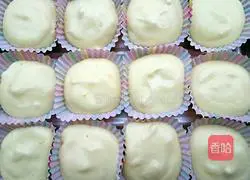 Illustration of how to make small cupcakes 10