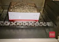 Illustration of how to make longan, lotus seeds and eight-treasure porridge pound cake 4