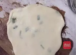 Illustration of how to make scallion pancake 5