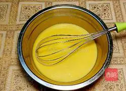 Illustration of how to make cream strawberry cake roll 4