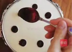 Illustration of how to make blueberry jelly cheesecake 8