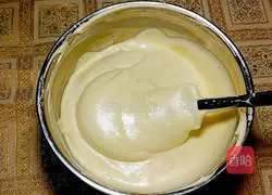 Illustration of how to make cream strawberry cake roll 10