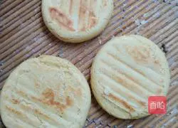 Illustration of how to make cornmeal dough sandwich 3