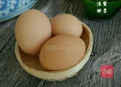 Illustration of how to make orange cream fruit cup cake 2