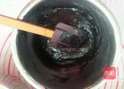 Illustration of how to make bamboo charcoal dense bean cake roll 6