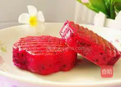 Illustration of how to make dragon fruit milk pancakes (flower shape) 17