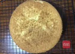 Illustration of how to make eight-inch chiffon cake 13