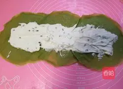 Illustration of how to make matcha honey bean towel roll 11