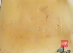 Illustration of how to make red yeast cake roll 7