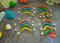Illustration of how to make rainbow fondant cupcakes 2