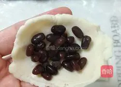 Illustration of how to make honey bean cheese cake 4