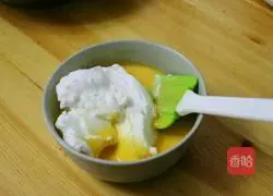 Illustration of how to make meat floss cake rolls 4