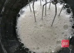 Illustration of how to make meat floss cake rolls 7