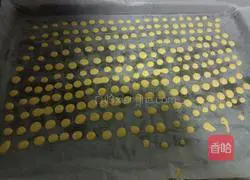 Illustration of how to melt egg yolk into beans 4