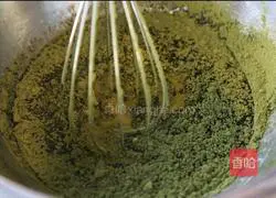 Illustration of how to make matcha honey bean cake roll 2