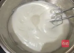 Illustration of how to make chive and meat floss cake rolls 7