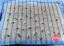 Illustration of how to make raisin jam cake roll 14