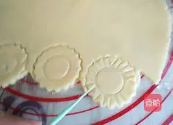 Illustration of hand-made sunflower biscuits 9