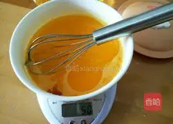 Illustration of how to make vanilla egg yolk cake 2