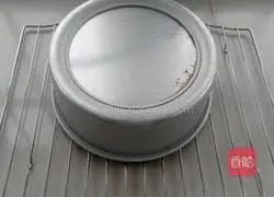 Illustration of how to make eight-inch cocoa chiffon cake 15