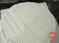 Illustration of how to make fruit cake with chocolate cream frosting 7