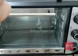 Illustration of how to make eight-inch chiffon cake 9