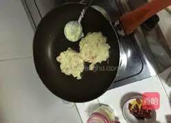 Illustration of how to make pan-fried potato pancakes 3