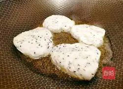 Black Illustration of how to make sesame heart-shaped pancakes 11