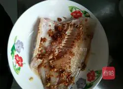 Illustration of how to grill fish in an electric pan 2