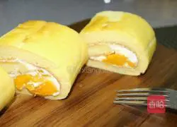 Illustration of how to make cream fruit cake roll 16