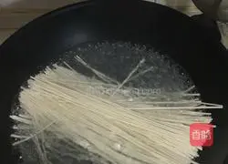 Illustration of how to make egg noodle pancakes 1