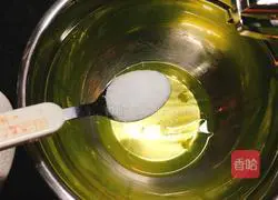 Illustration of how to make matcha trunk cake roll 3