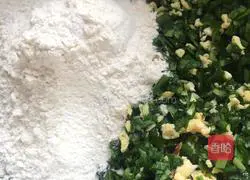 Illustration of how to make chive egg pancake 2