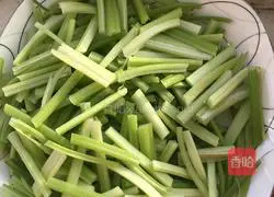 Illustration of how to make beef tenderloin with onions and spiced pancakes 5