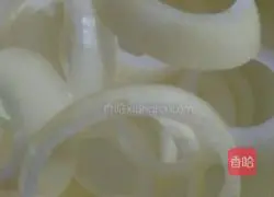 Illustration of how to make onion ring and egg pancakes 1