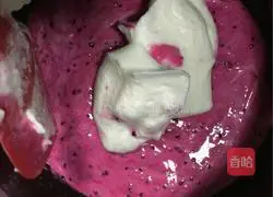 Illustration of how to make dragon fruit cake roll 6