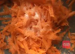 Illustration of how to make carrot shredded cake 1