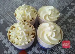 Illustration of how to make cream cupcakes 11