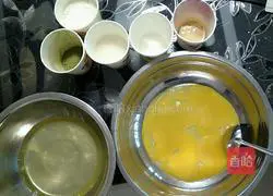 Illustration of how to make matcha flavored zebra pattern chiffon cake 1