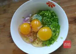 Bitter Melon and Onion Omelette Recipe Illustration 5