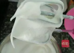 Illustration of how to make meat floss cake rolls 8