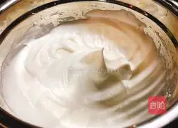 Illustration of how to make chive and meat floss cake rolls 4