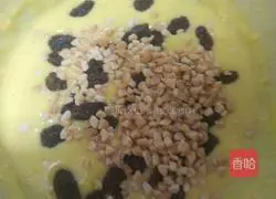 Illustration of how to make raisin and peanut cake 5