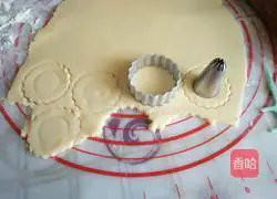 Illustration of hand-made sunflower biscuits 8