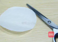 Illustration of how to make the popular Korean strawberry cake roll 3