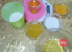 Illustration of how to make the cream strawberry cake roll 1